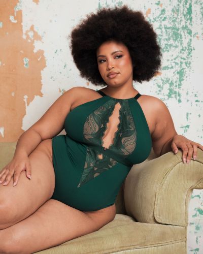 Scantilly by Curvy Kate Indulgence Lace Body Emerald Green Nonwired lace body with adjustable straps to fit UK DD-HH / EU E-L cups. S/36-38 - 3XL/56-58 ST-010704-EMD