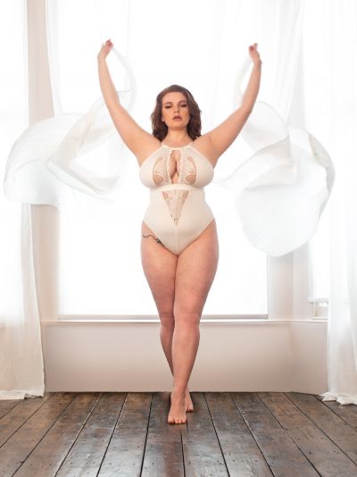 Scantilly by Curvy Kate Indulgence Lace Body Ivory Nonwired lace body with adjustable straps to fit DD-HH cups S-2XL ST-010-704-IVORY