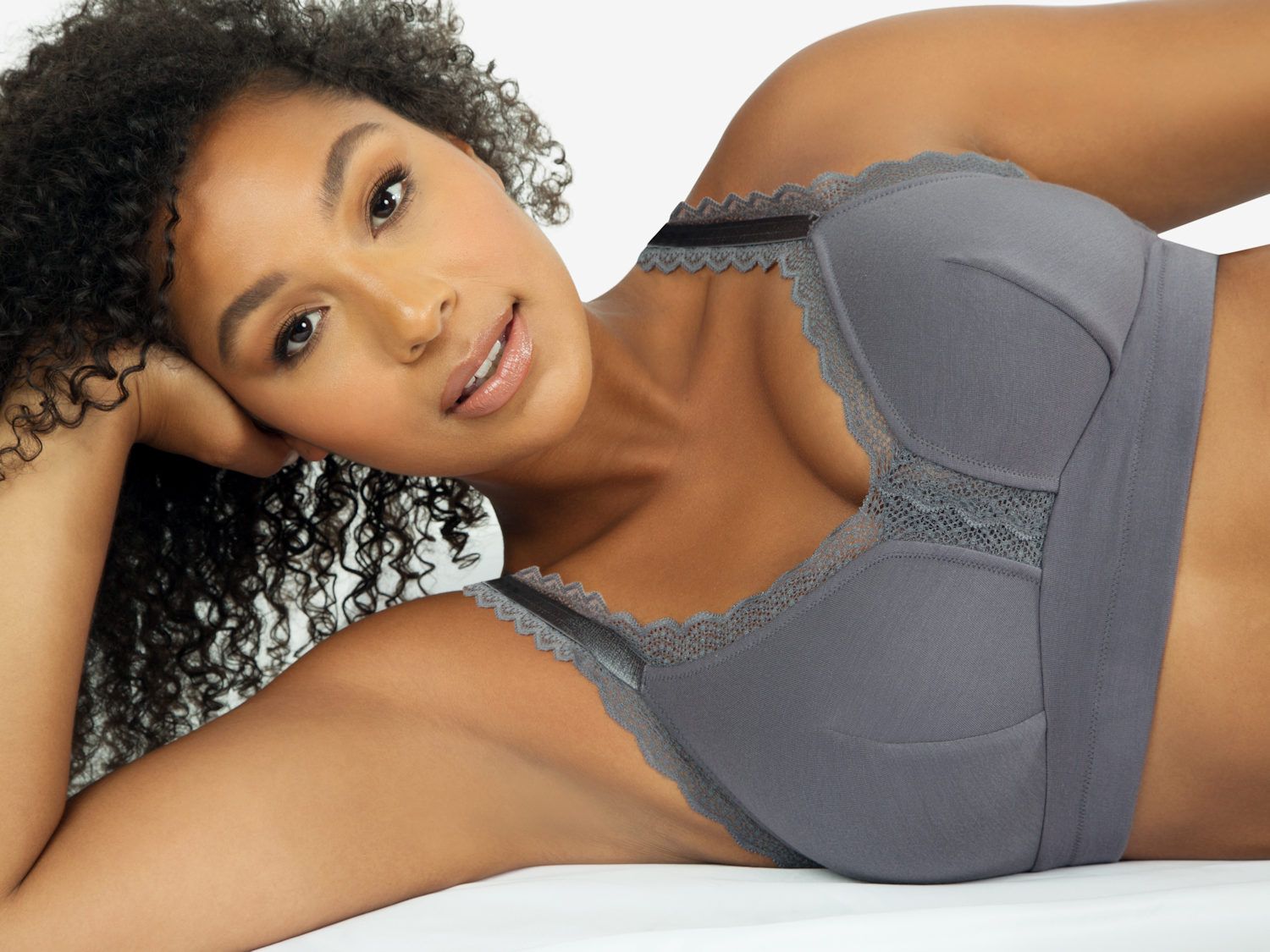 https://www.lumingerie.com/images/products/parfait-dalis-bralette-rintaliivit-charcoal-ss21-lifestyle_orig.jpg